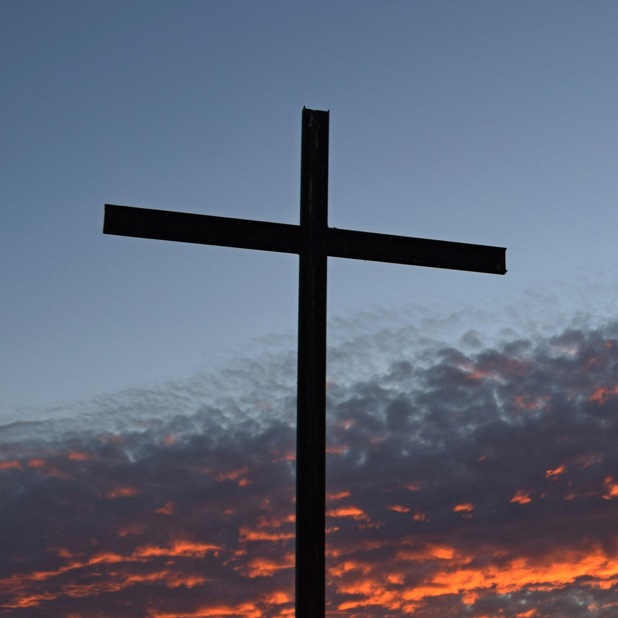 Kreuz und Sonnenuntergang (c) Cdoncel auf Unsplash Kreuz und Sonnenuntergang